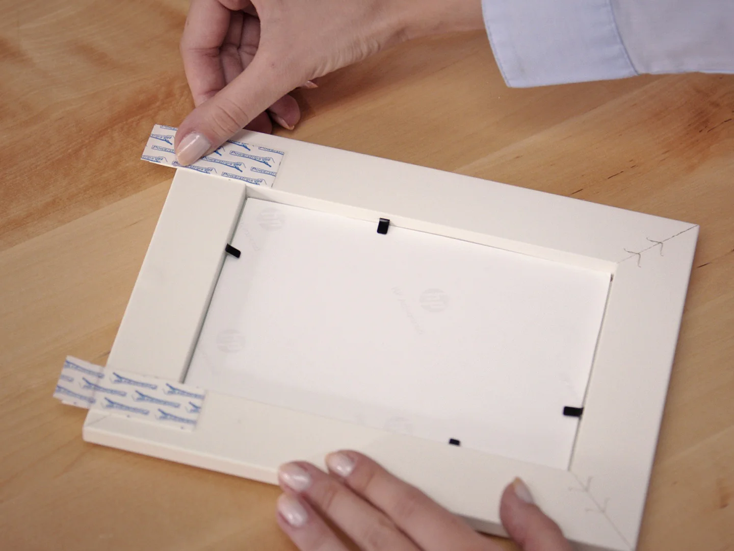 Powerful adhesive strips to directly mount household objects on walls.