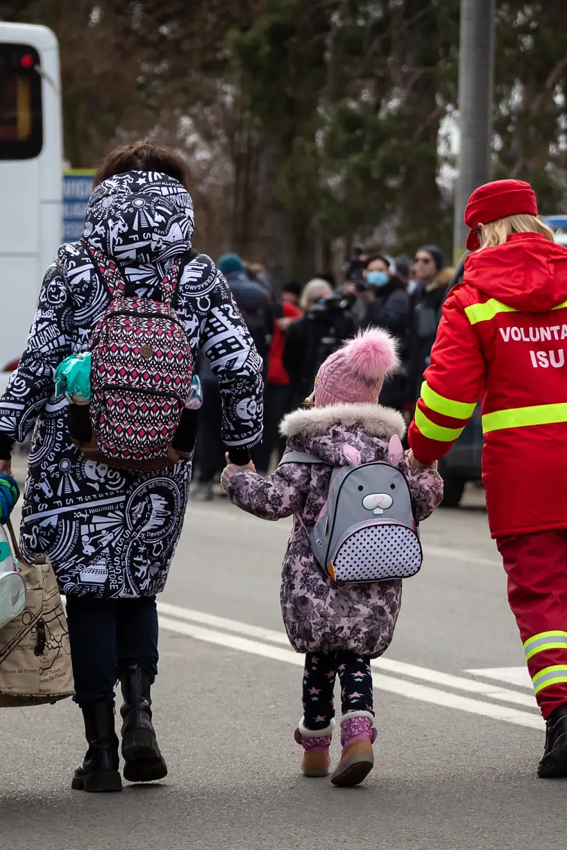 Ukrajinské rodiny a děti, které překročily hranice do Rumunska, aby unikly konfliktu.Organizace Save the Children Romania poskytla humanitární pomoc 350 dětem, z nichž 60 bylo v uprchlických centrech. Pomoc byla poskytnuta na těchto hranicích