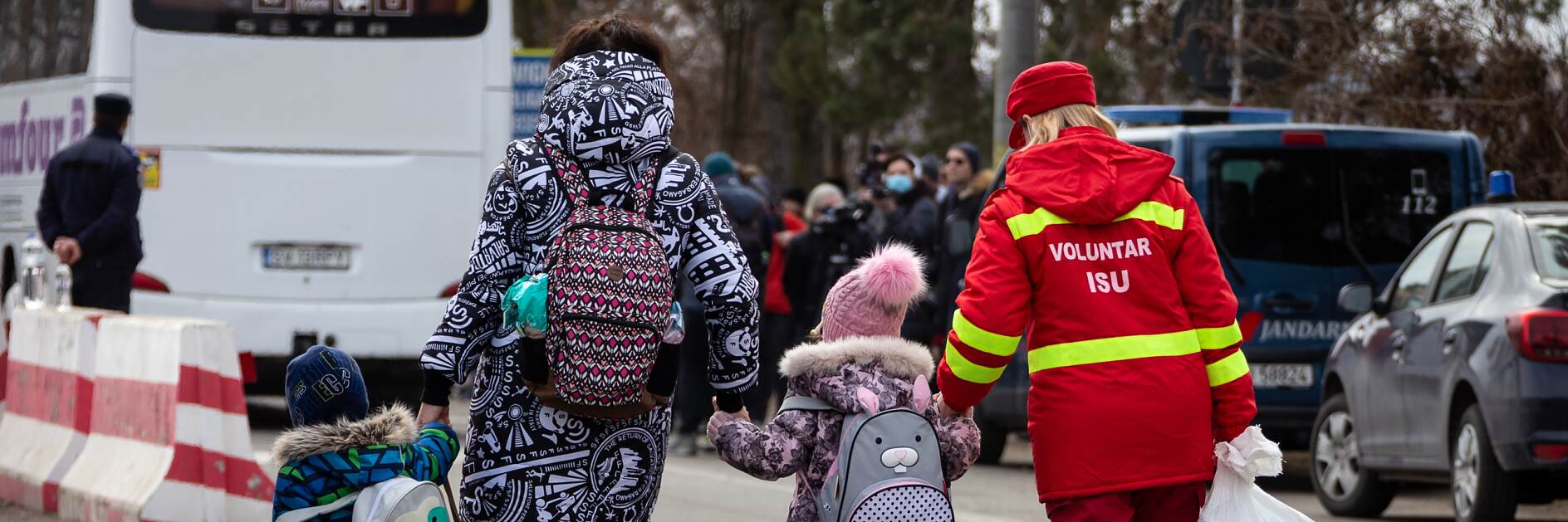 Ukrajinské rodiny a děti, které překročily hranice do Rumunska, aby unikly konfliktu.Organizace Save the Children Romania poskytla humanitární pomoc 350 dětem, z nichž 60 bylo v uprchlických centrech. Pomoc byla poskytnuta na těchto hranicích