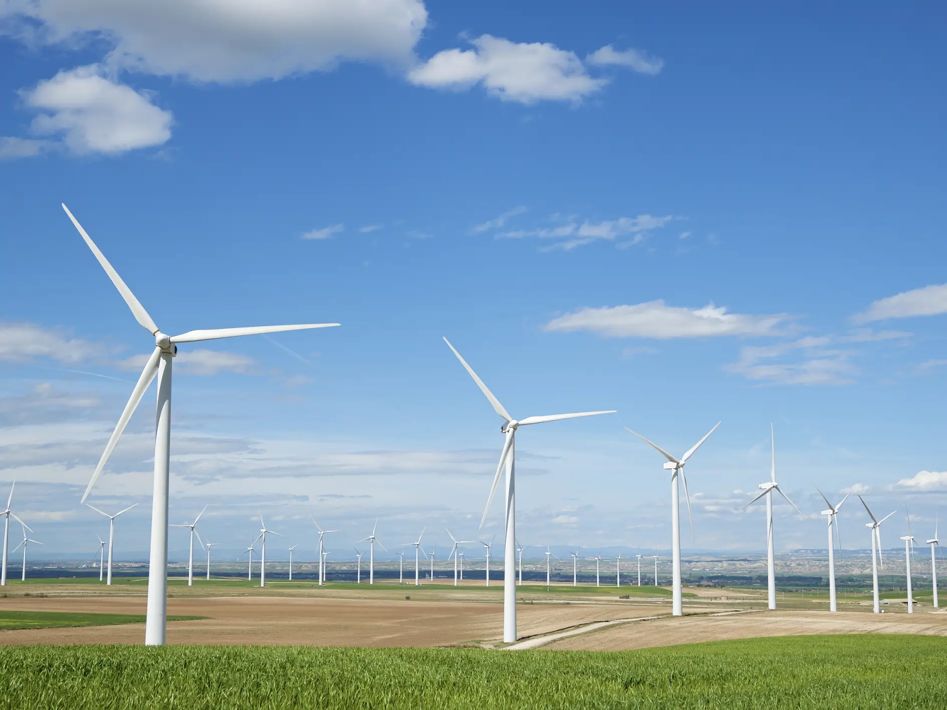 Větrné mlýny na výrobu elektrické energie, provincie Zaragoza, Aragonsko, Španělsko.