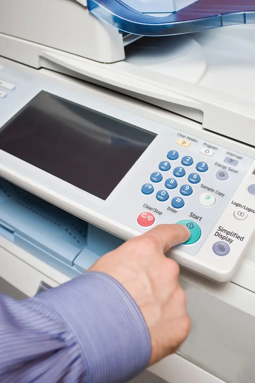 tesa tilbyder et komplet sortiment til montering eller fastgørelse i forbindelse med kopimaskiner og printere