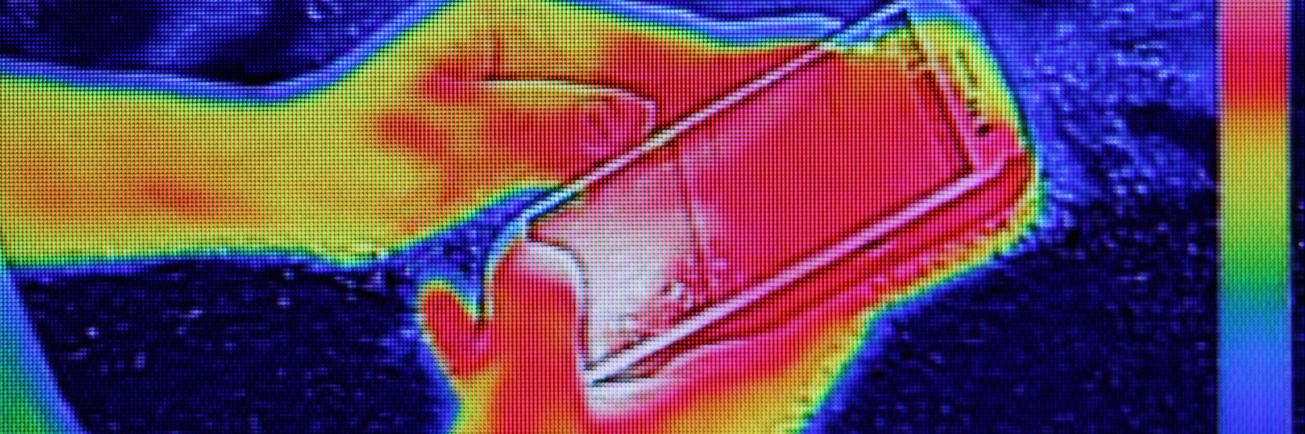 Infrarødt billede, der viser varmeemissionen, da ung pige brugte smartphone