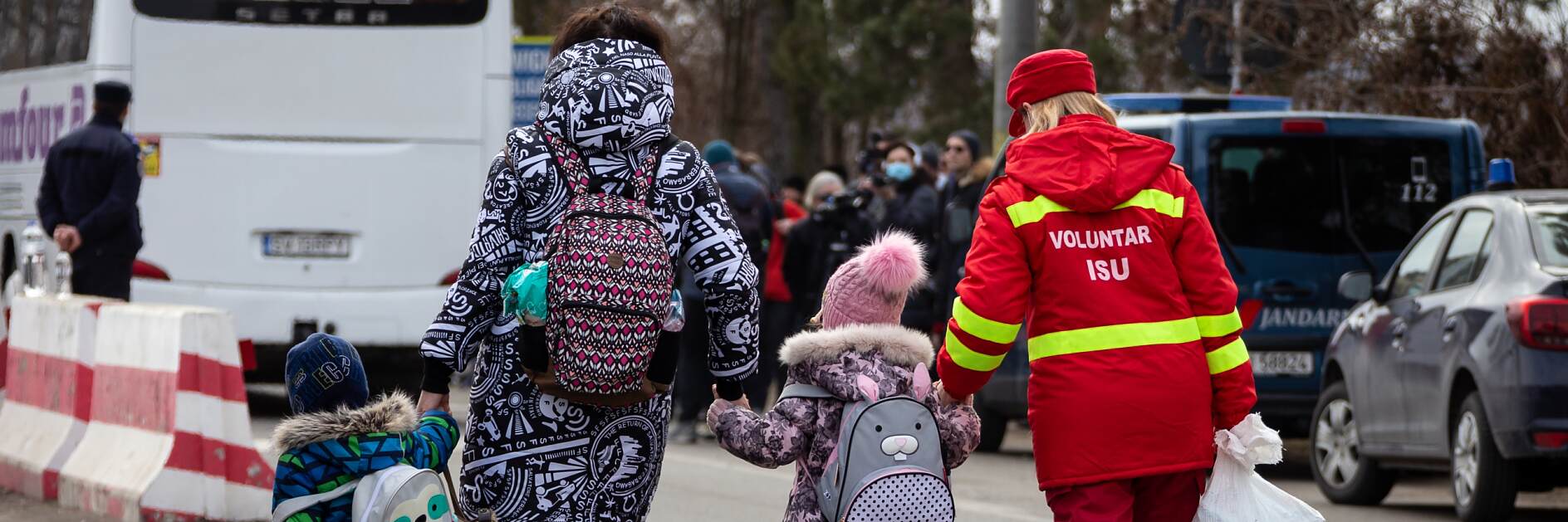 Ukrainian families and children crossing the border into Romania to escape conflict.Save the Children Romania provided humanitarian assistance for 350 children, out of which 60 were in the refugee centres. The assistance was given at the following borde