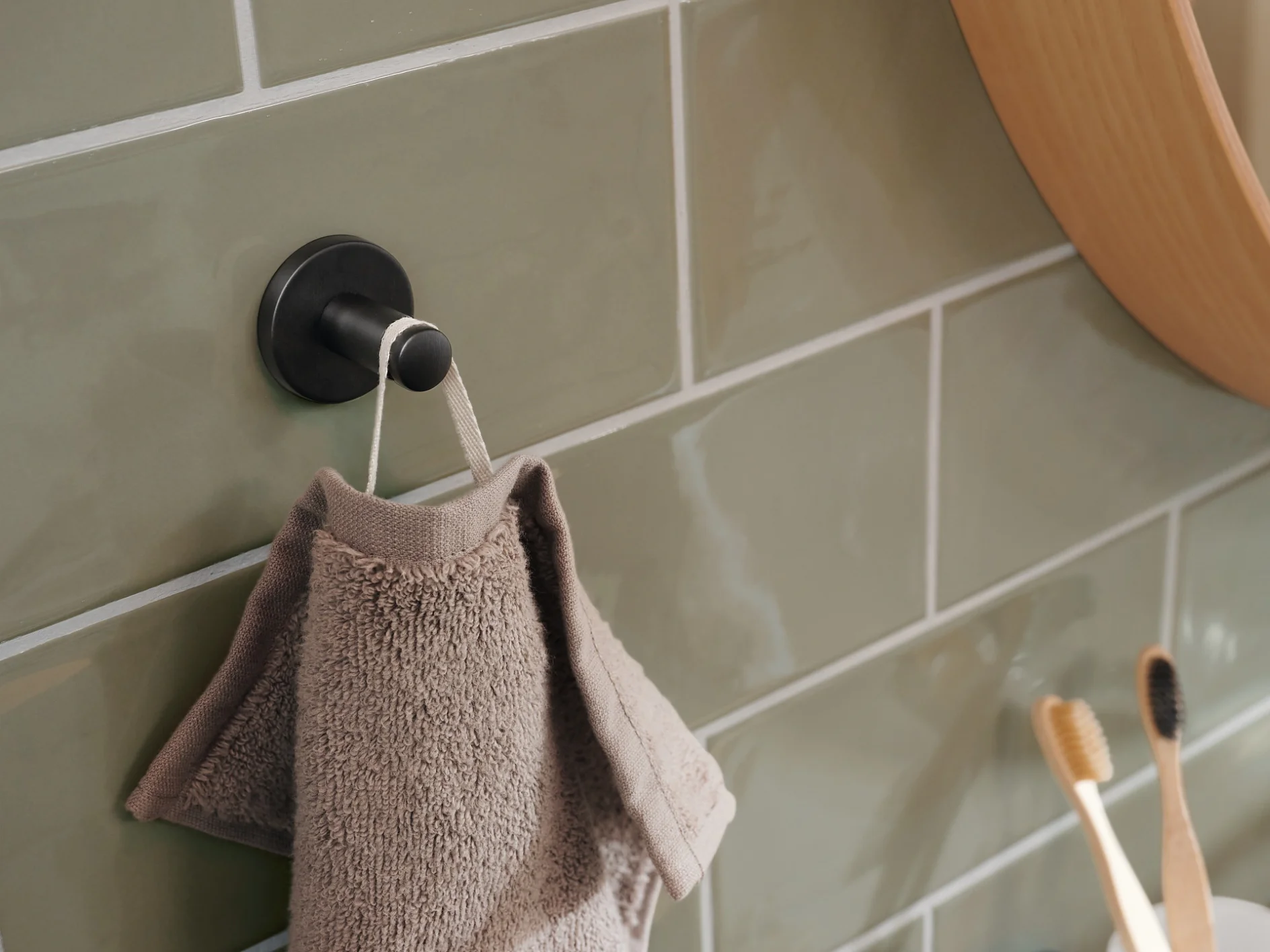 tesa_ Moon-Graphite-Towel-Hook-40593_mood