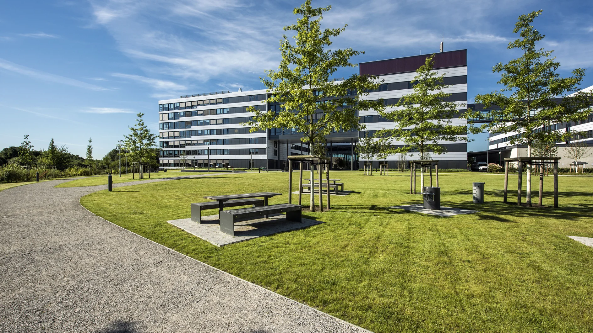 Auf unserem Campus finden Sie eine Sportanlage, die zum gemeinsamen Fuß- und Basketballspielen einlädt.