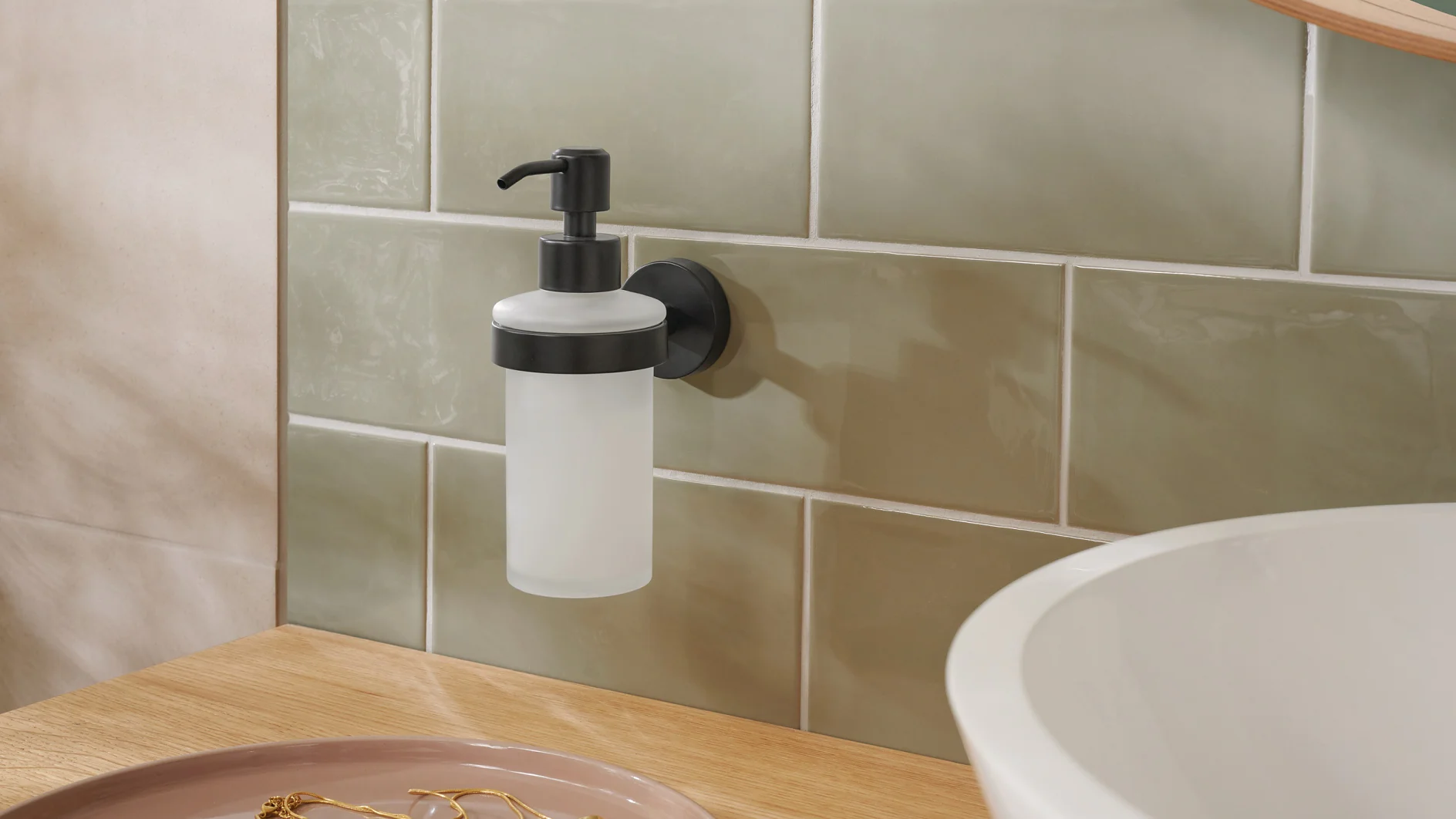 tesa_Moon_coloured_Soap_dispenser_step_07of10_ap