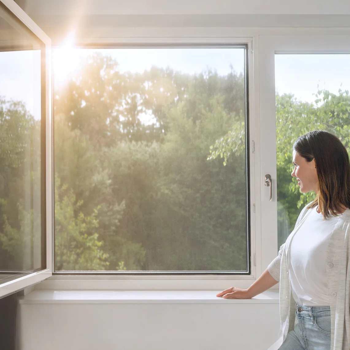 tesa polle pollenschutz mood frau am fenster