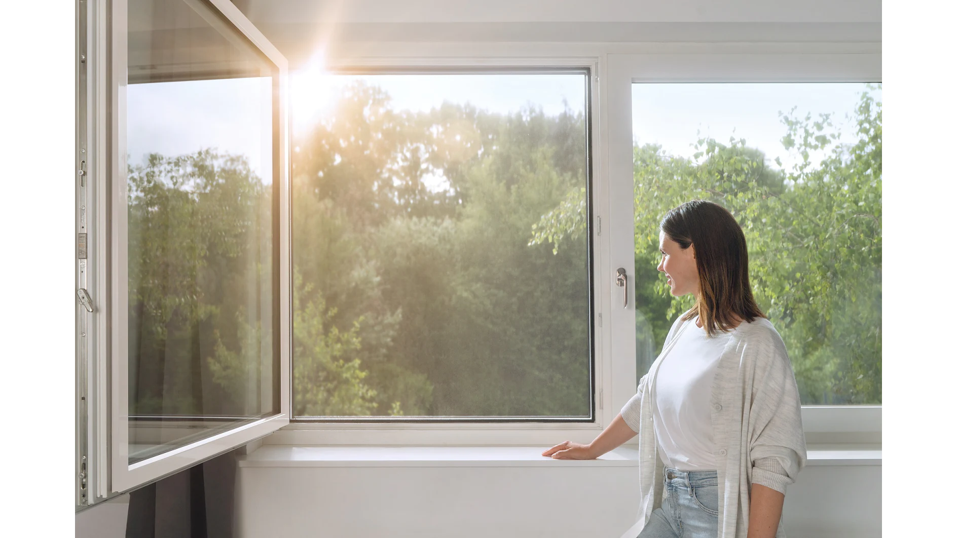 tesa polle pollenschutz mood frau am fenster