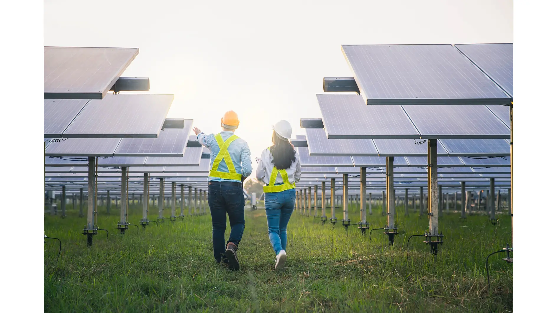 Männlicher und weiblicher Angestellter bei der Wartung von Solarzellen, die Sonnenenergie sammeln. Ingenieur bei der Arbeit an der Überprüfung und Wartung der Ausrüstung in der Industrie Solarenergie.