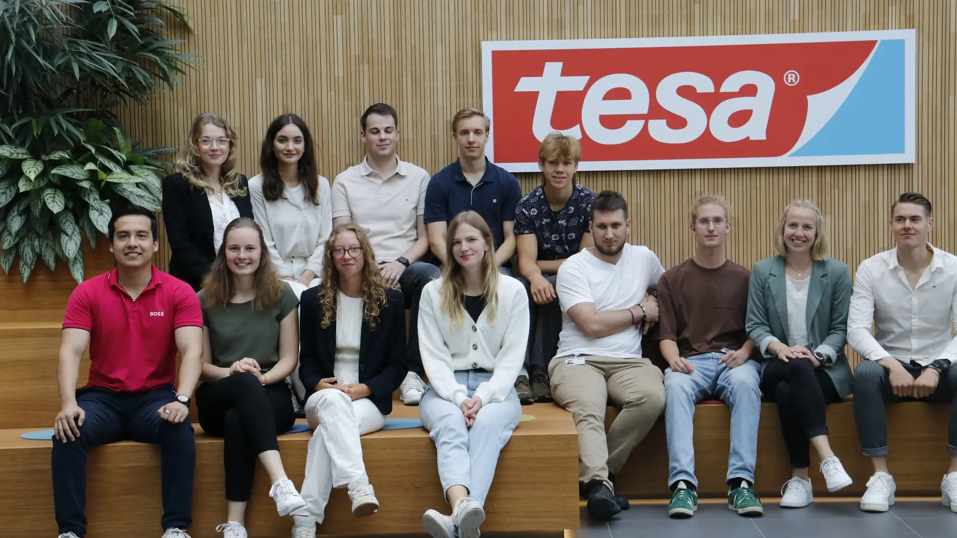 Die neuen Auszubildenden und dual Studierenden im Headquarter in von tesa.