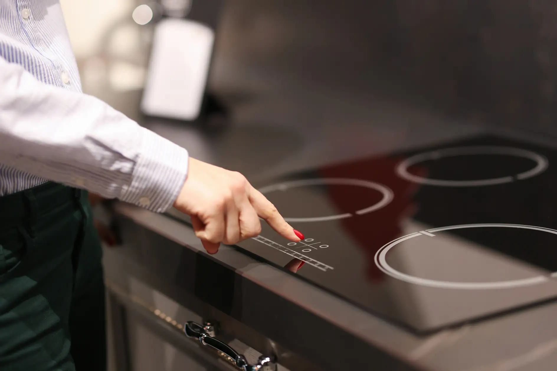 Finger tippt auf Schaltfläche Herdplatte