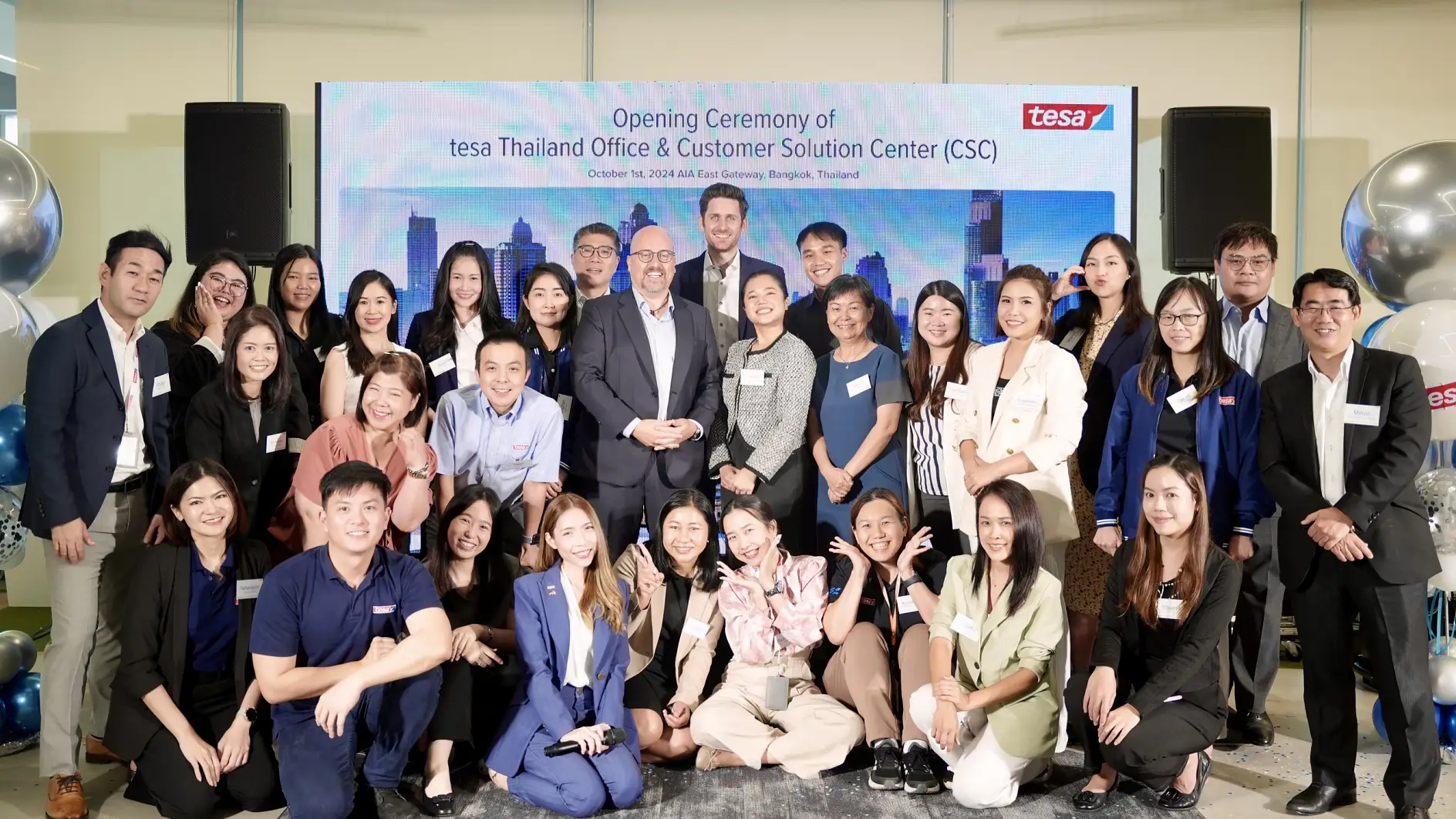 Das tesa Team in Thailand bei der feierlichen Eröffnung des Customer Solution Centers und der neuen Büroflächen.