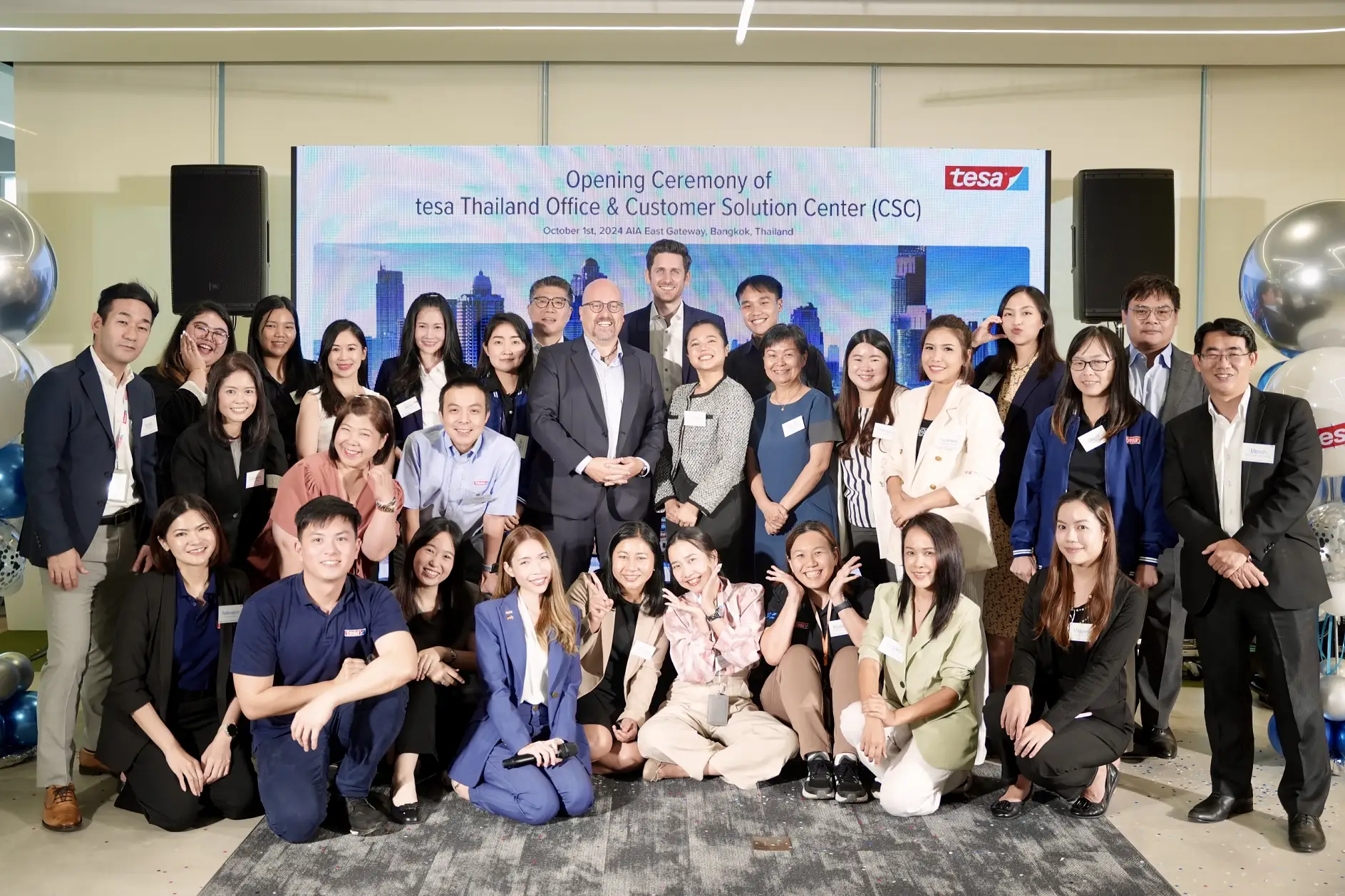 Das tesa Team in Thailand bei der feierlichen Eröffnung des Customer Solution Centers und der neuen Büroflächen.