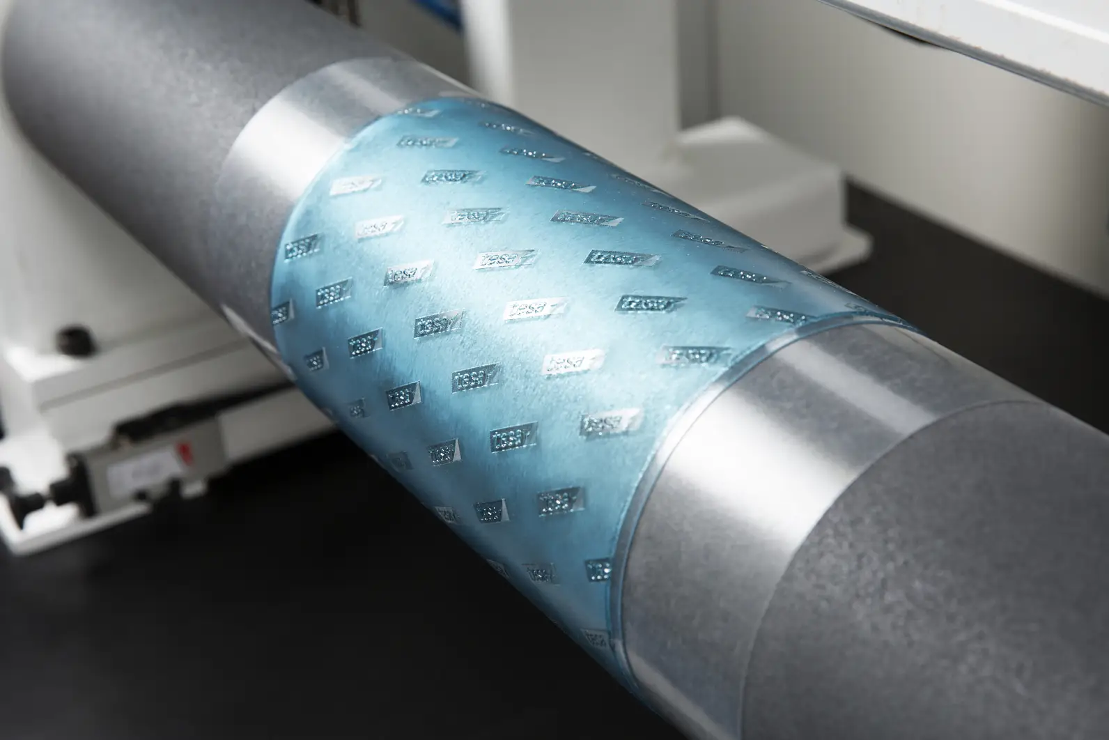 Flexo plate mounted on compressible sleeve - tesaprint®