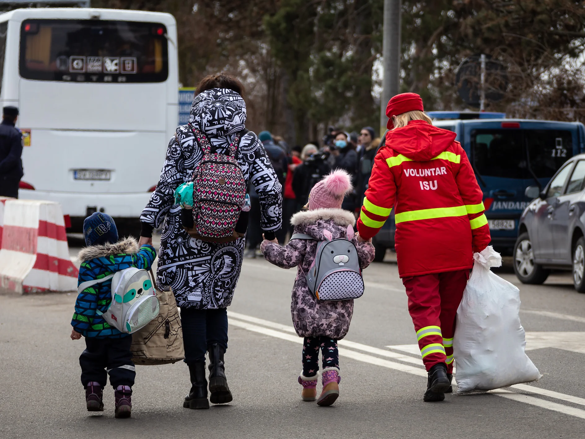 Ukrainian families and children crossing the border into Romania to escape conflict.Save the Children Romania provided humanitarian assistance for 350 children, out of which 60 were in the refugee centres. The assistance was given at the following borde