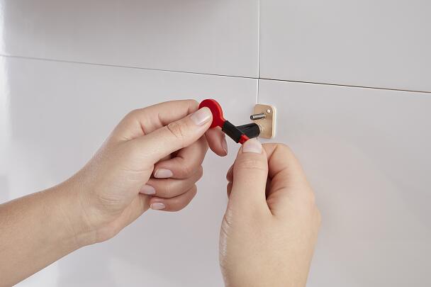 Cómo instalar una barra o riel de cocina para colgar utensilios