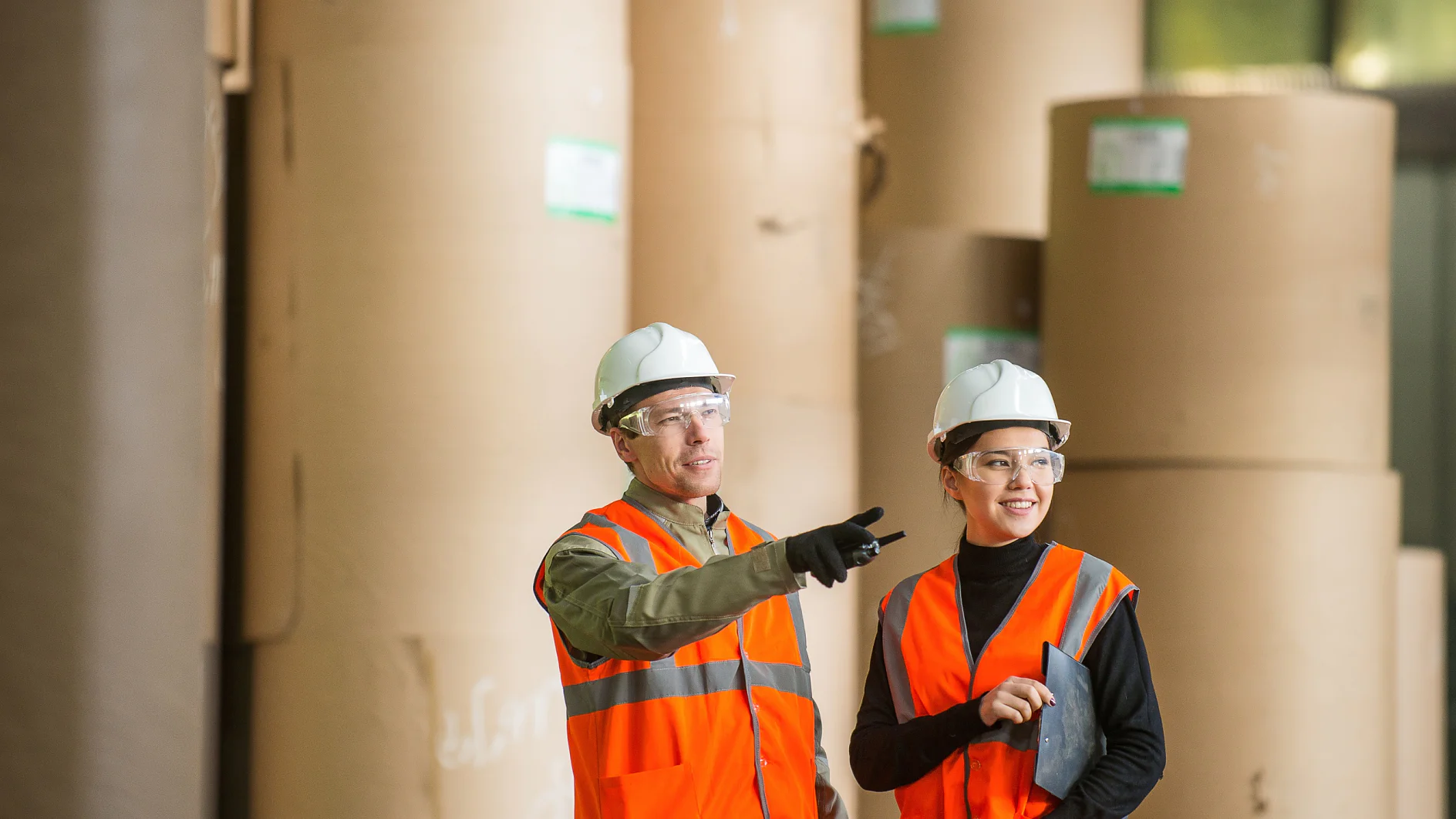 Almacenamiento de bobinas en la industria papelera