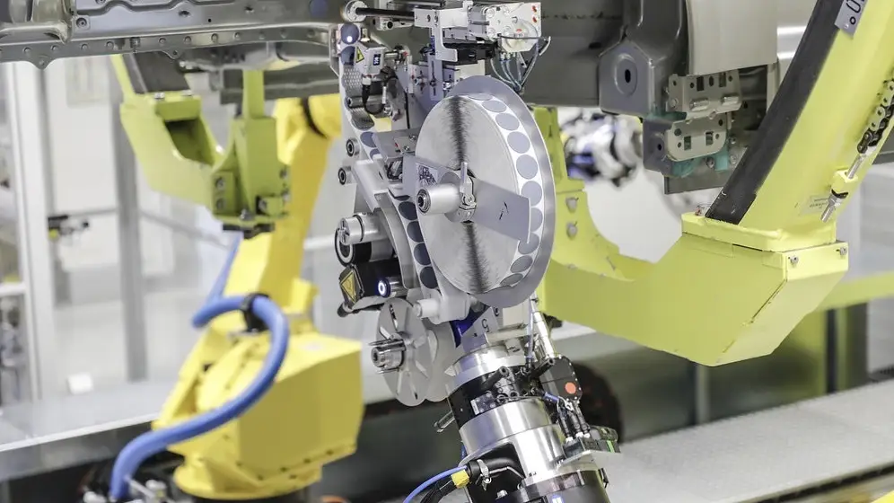 L'alternative aux bouchons en plastique : les patchs d'étanchéité du fabricant d'adhésifs tesa, qu'un robot positionne rapidement et de manière fiable. (© Porsche AG / tesa SE)