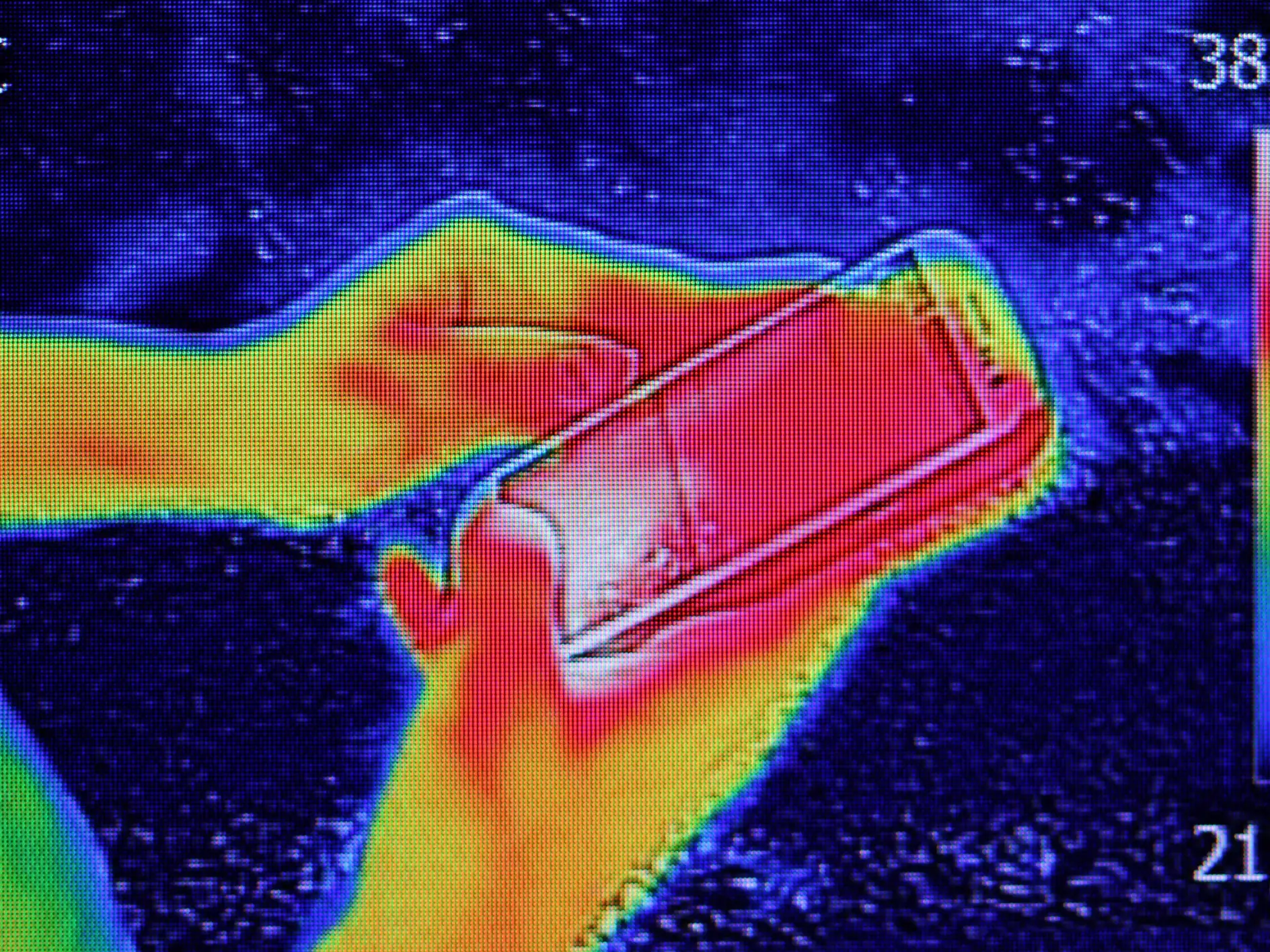 Immagine termografica a infrarossi che mostra l'emissione di calore quando la ragazza utilizza lo smartphone o il telefono cellulare
