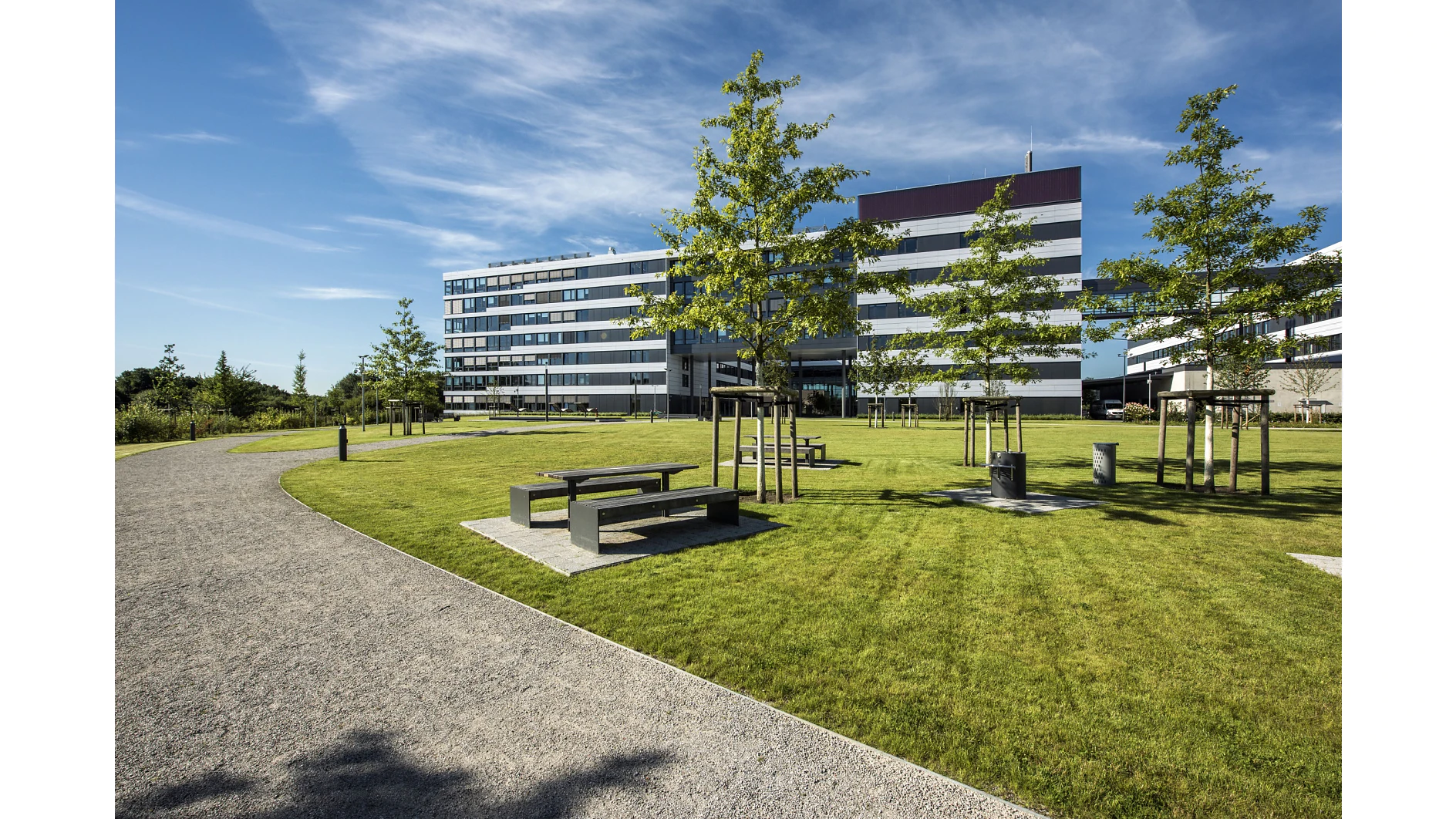 Auf unserem Campus finden Sie eine Sportanlage, die zum gemeinsamen Fuß- und Basketballspielen einlädt.