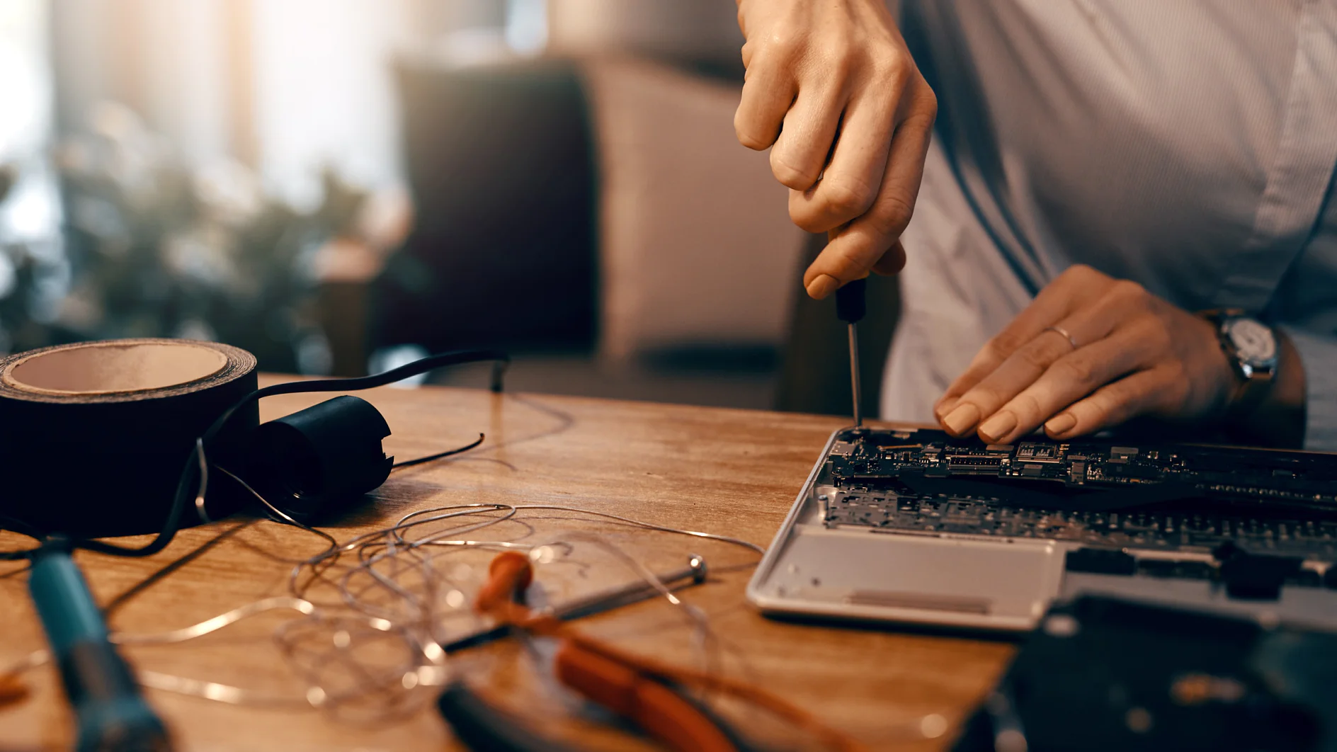 Mulher, mãos e técnico com chave de fenda para reparo, restauração de sistema e placa-mãe para diagnóstico técnico. Mulher programadora de PC, closeup e hardware em casa para suporte de TI e recuperação de dados